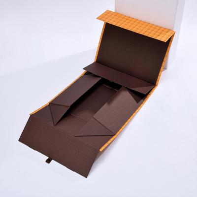 China Luxury Recycled Materials Custom White Paper Magnet Folding Garment Clothing Packaging Box for sale