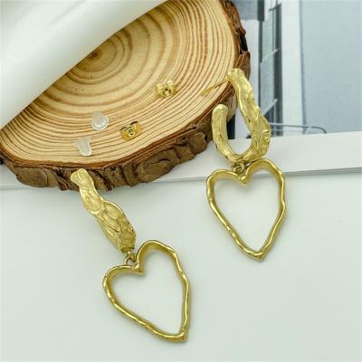 China Custom Women Stud Earrings Lead Free Nickel Free Designer Hoops 18k Gold Plated Heart Shape Vintage Women Stud Dangle Earrings for sale