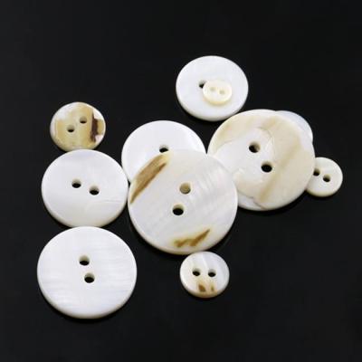 China Sustainable High Quality Fashion Natural Round Shell 2 Hole Button For Garment for sale