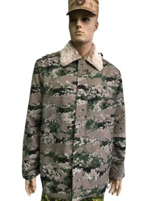 China Chaqueta de invierno de poliéster / algodón camuflaje militar para el ejército saudí en venta