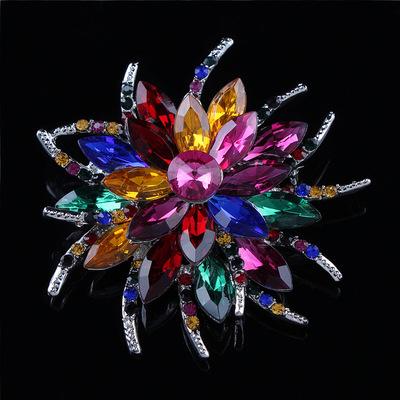 China Fashionable High Quality Shinning Jewelry Crystal Trendy Flower Brooch Pins in Assorted Colors for Women for sale