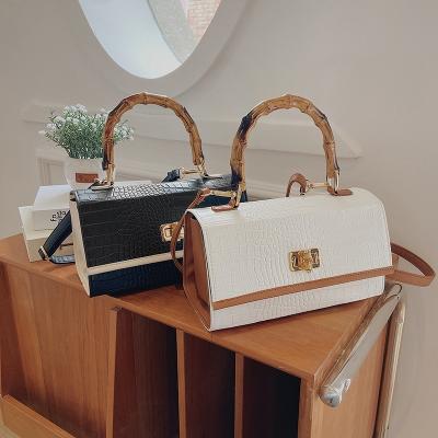 China NEW Hot Selling High Quality Clips Ladies Luxury Cross - Retro Body Bag Personality Purse Large Capacity Ladies Handbags For Women Bags for sale