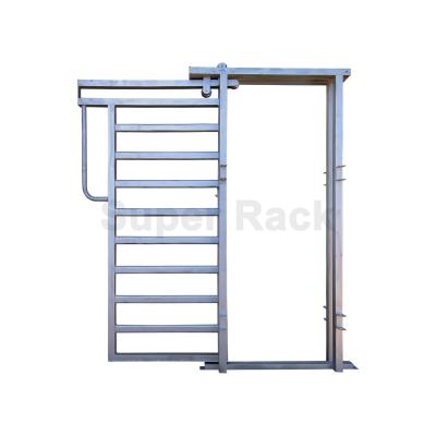 中国 Race Bow Fence Panels Galvanized Portable Cattle Fence Panels man gate for Corral farm fence yard 販売のため