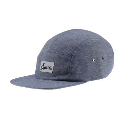 Cina Cappello da campeggio da cinque pannelli in denim con etichetta tessuta sul davanti e cintura di pelle in vendita