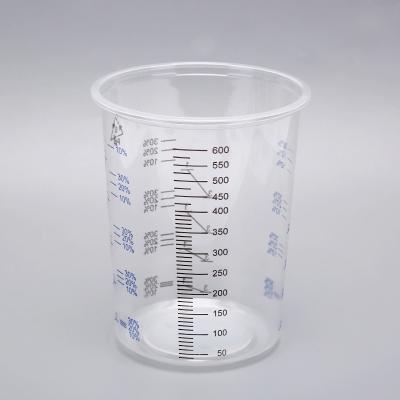 中国 600ml Disposable Mixing cup Auto Plastic Single Use plastic pots measuring printed cup calibrated-up cup 販売のため