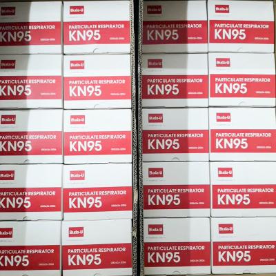 China Alta máscara de partículas del respirador del índice de filtrado KN95 5 capas con los ganchos que graban en relieve en venta