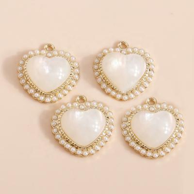 China 4pcs/bag Brand Fashion Jewelry Durable Luxury Elegant Imitation Pearl Heart Pendants Handmade Jewelry Charm Pendants for sale