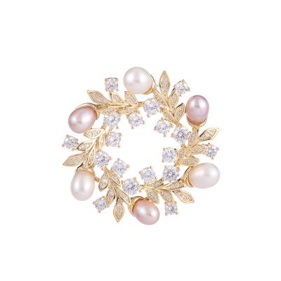 China Luxury Natural Freshwater Pin Brooch Korean Fashion Pearl and Zircon Garland Cirrus Brooch Brooches For Ladies for sale