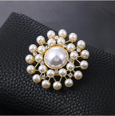 China Custom Luxury Gold Plated Alloy Pearl Zircon Cavity Flower Bouquet Women Brooch Pin Brooch Full Fashion With Safety Pin for sale