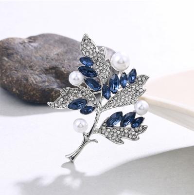 China Wholesale Cheap Plated Safety Pin Brooch Accessories White Gold Rhinestone Pearl Inset Leaf Brooches Women Pin Brooch Fashion for sale