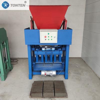 China Halfautomatische hopper baksteen maken cement standaard baksteen kleur baksteen maken apparatuur Te koop