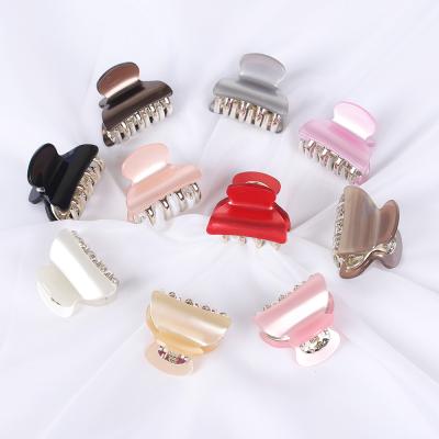 China Cute Factory Wholesale Acrylic Plastic Pearl 4cm Crab Barrettes Hair Clips Small Hair Claw Clips for sale