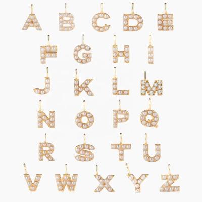 Cina 925 Sterling Silver Alphabet Ohrringe Studs Gioielli di moda Perla Oro Alphabet Lettera iniziale Charm Pendente in vendita