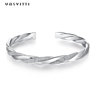 Chine le rhodium de bracelet de manchette de torsion de 3g 13cm a plaqué les bracelets argentés de la CZ 925 à vendre