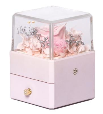 China Joyero Ring Box With Flower Inside de la flor de la resina 115X115X110m m en venta