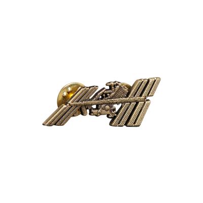 China 2021 Custom Modern Europe Manufacturer Letter Nameplate Clothing Brooch Pin Badge Metal Pin Suitable For Business Gatherings for sale