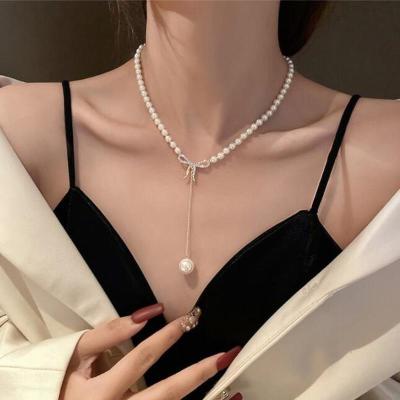 China Fashionable New Autumn Light Women's Luxury Niche Design Clavicle Chain Necklace Dangling Knot TRENDY Pearl Bow Necklace for sale