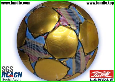 China Goldener metallischer lederner Fußball mit CMYK druckte Muster/Fußbälle zu verkaufen