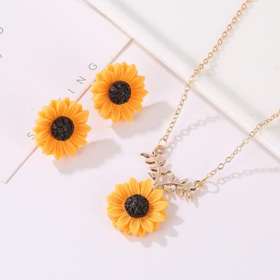 China FASHIONABLE pearl sunflower necklace earring set women temperament fashion sunflower set for sale