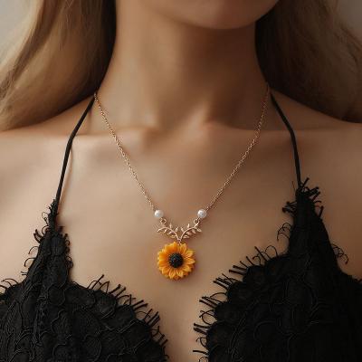 China Romantic New Creative Jewelry Item Jewelry Pearl Sun Flower Necklace Fashion Sunflower Female Hot Selling Pendant for sale