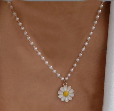 China European and American Creative White Daisy Necklace Cold Wind Bead Chrysanthemum Scarf Chain Romantic Clavicle Chain for sale