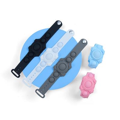 China Waterproof 2021 Hot Sales GPS Tracker Locator Spy Wristband Case Sleeve Device Protective Case Silicone Wristbands for sale