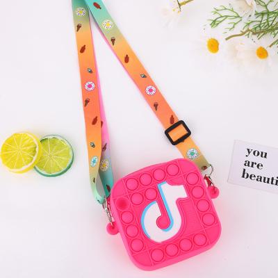 China FREE SAMPLE FASHION BAG silicone bag wholesale cute coin purse girls mini kids kids silicone bag fashion kids designer shoulder bags purses goo for sale