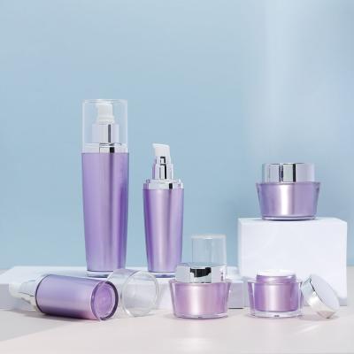 Chine 30 ml 60 ml 100 ml bouteilles vides pour soins de la peau violettes Bouteille de pompe de lotion de luxe avec base acrylique à vendre