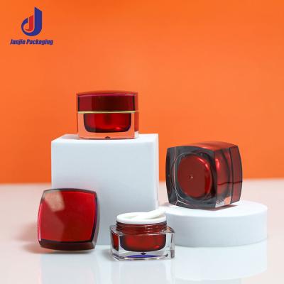 Chine Bouteilles cosmétiques en plastique personnalisées Bouteille d'emballage cosmétique acrylique carré Rouge pour la crème pour les yeux à vendre