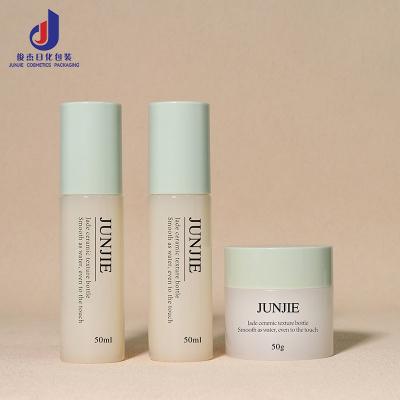 China Botella de tónico facial de jade verde botellas y frascos de plástico personalizados para envases cosméticos en venta