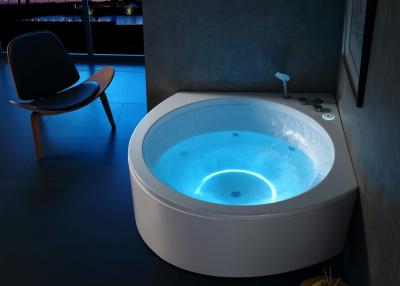 Chine Une baignoire de massage en coin avec une lumière LED à musique de cascade à vendre