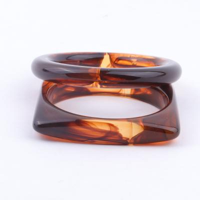 China Amber Color Circular Square Bangles Vintage Style Amber Color Circular Bangles Fashion Large Acrylic Bangles For Women Party Jewelry for sale