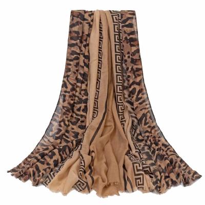 China Color Matching 100% Polyester Fashion Leopard Pattern Women Scarves Shawls Muffler for sale