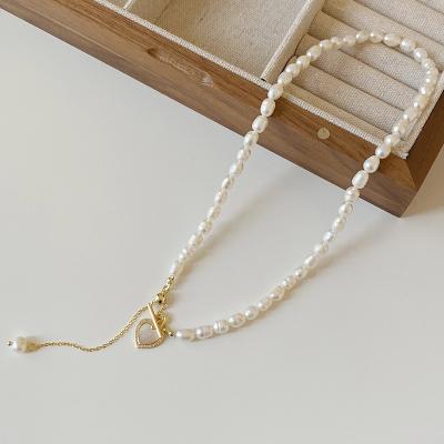 China Europe and America Fashion Gift Jewelry 2023 Shell Round Pendant Natural White Pearl With Heart Necklace Clavicle Chain Necklaces for sale