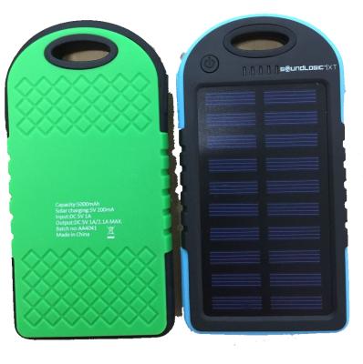 China Cheapest Portable Power Bank Solar Charger 5000mah with Hook Hanger and Flashlight en venta