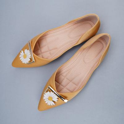 China GOXEOU Light Women's Daisy Metal Buckle Decoration Fashion White Yellow Effect Wrinkle D'orsay Flats Office Ladies Casual Shoes 35-40 for sale