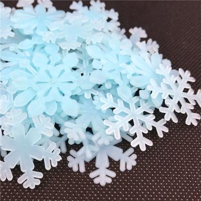 China 50PCS/Set Hotel Colorful Luminous Snowflake Wall Stickers Glow in the Dark Decal for Kids Baby Rooms Bedroom Christmas Home Decoration for sale