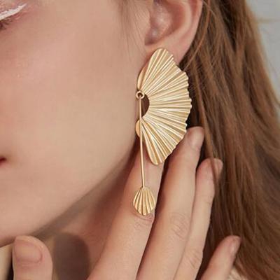 China Stocked Wholesale Exaggerated Huge Notched Drop Earrings Women For Ears Long Retro Leaf Helix Earrings for sale