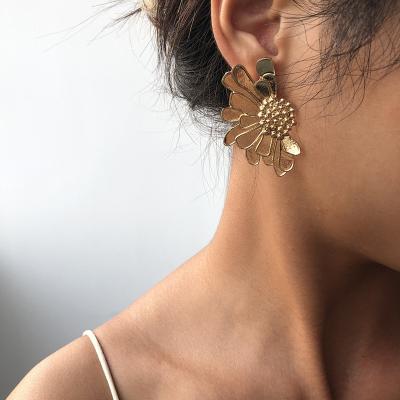 China Stocked Europe Gold Plated Women Fashion Earring Jewelry Vintage Alloy Flower Shaped Stud Earrings for sale