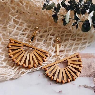 China Personalized Ethnic Propeller Shape Wooden Earrings Stored Retro Long Seaside Holiday Fashion Earrings Women's Walkways for sale