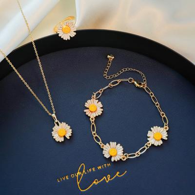 China Best FASHIONABLE INS Daisy Jewelry Set Women New Arrivals Selling Daisy Flower Necklace Ring Bracelet Set for sale