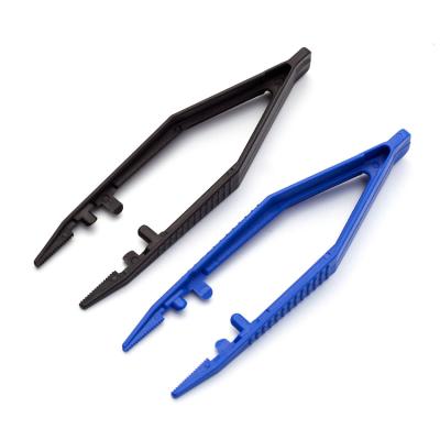 China Easy Operation Cheap Plastic Forceps Flat Head Tweezers With Guide Pin And Serrated Tip for sale