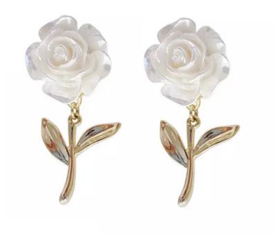 China Flower Shaped Shell Pearl Earrings Simple Women Flower Trendy Guanchen Flower Earrings GC220304 New for sale