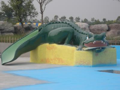 Chine Glissière verte mignonne de crocodile de fibre de verre de petit d'enfants terrain de jeu de l'eau à vendre