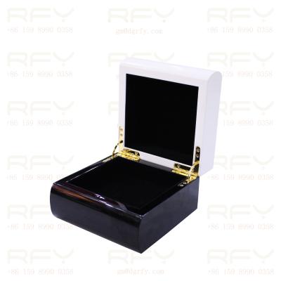 China Recyclable Glossy Lacquer With Amazing Metallic Logo Simple Wooden Perfume Box for sale