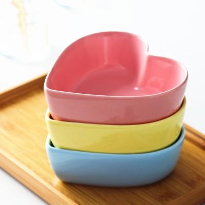 China Hot Selling Disposable Tableware Heart Shaped Restaurant Used Dinner Ceramic Heart Bowl Fruit Salad Bowl 400ml for sale