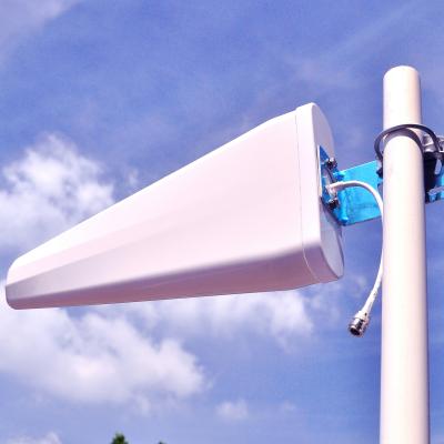 China Outdoor 698-3800MHz 11dBi 5G LPDA Broadband Directional Antenna For Signal Booster 440mm*215mm*64mm for sale