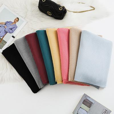 China 2021 New Hijab Ladies Comfortable Twill Crinkle Scarf Malaysia Monochrome Pleated Headscarf for sale