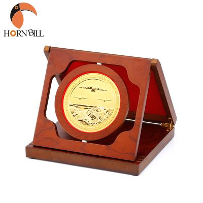 China Europe Air Force Pilot Retirement Honor Gold Plates With Medal Rotating Plate Mountain Relief Carving With Wooden Box Plate Custom for sale