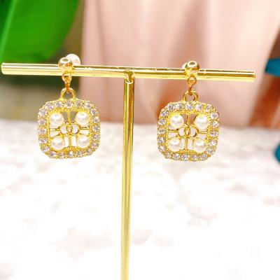 China Free Sample FASHIONABLE Wholesale Net Red Flexible Square And Korean Style Japanese Pearl Short Earrings for sale